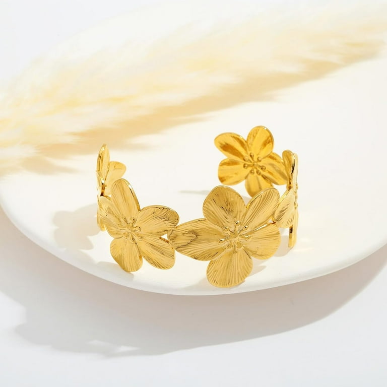 🌸 طقم فلورا الراقي – لمسة أنوثة طبيعية