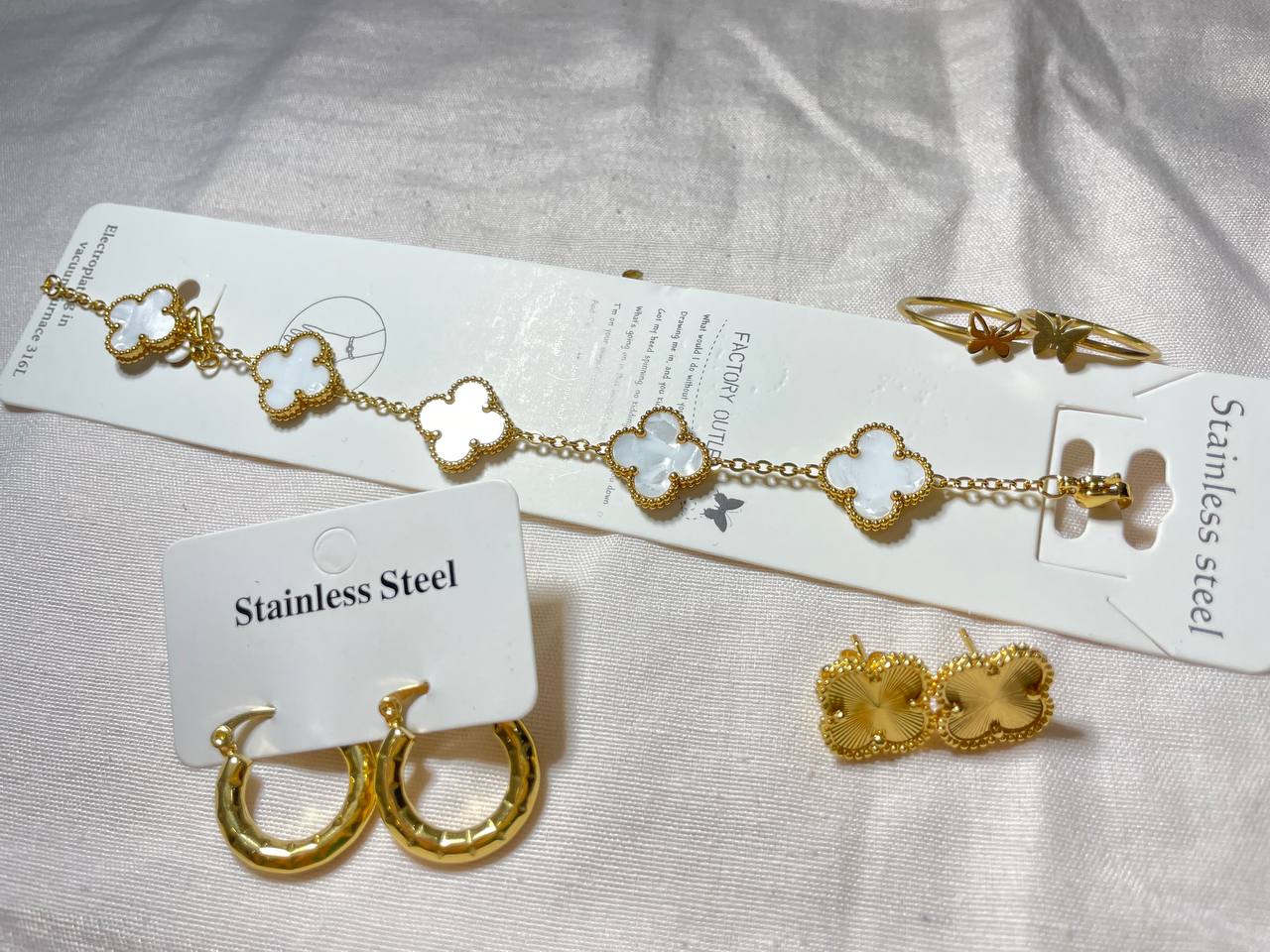 ✨ الطقم رقم 2 – تصميم راقٍ يضفي لمسة فخمة على إطلالتك.