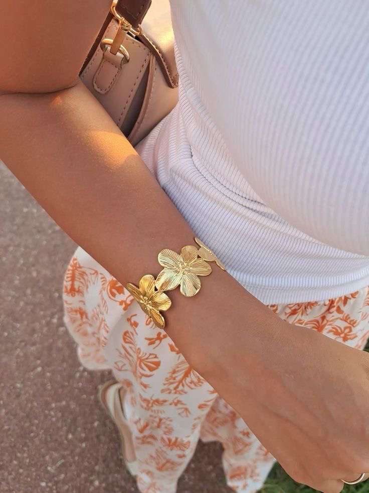 🌸 طقم فلورا الراقي – لمسة أنوثة طبيعية