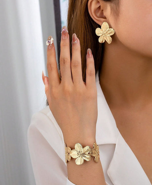 🌸 طقم فلورا الراقي – لمسة أنوثة طبيعية